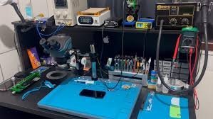 Bancada de reparos da Repara Cell BH com microscópio e ferramentas de assistência técnica